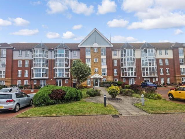 Flat for sale in Cliftonville West, Thanet