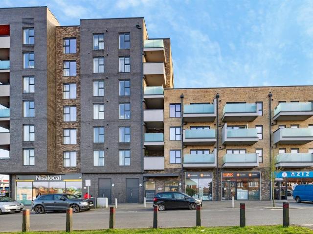 Flat for sale in Carpenders Park, Three Rivers