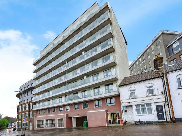 Flat for sale in Spring Park, Luton