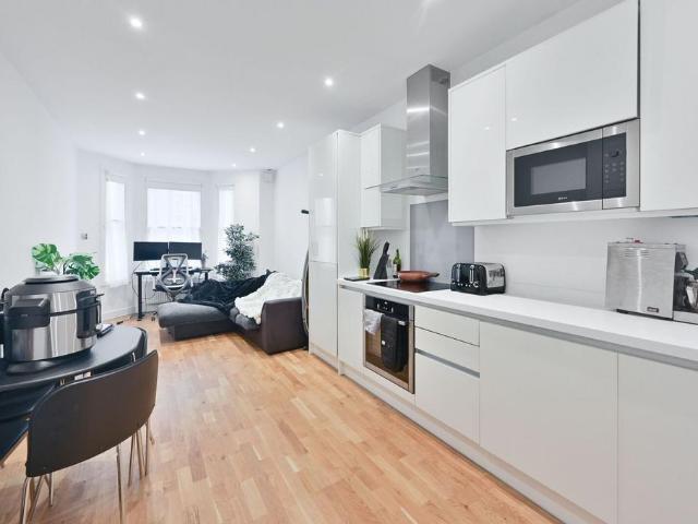Flat for sale in Oval, Greater London