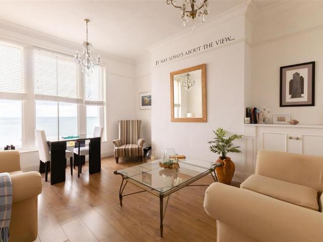 Flat for sale in Bohemia, Guestling Green