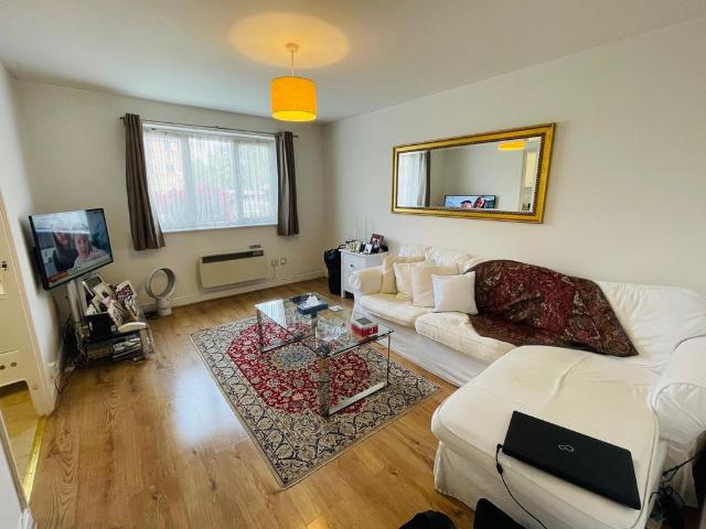 Flat for sale in Golders Green, Greater London