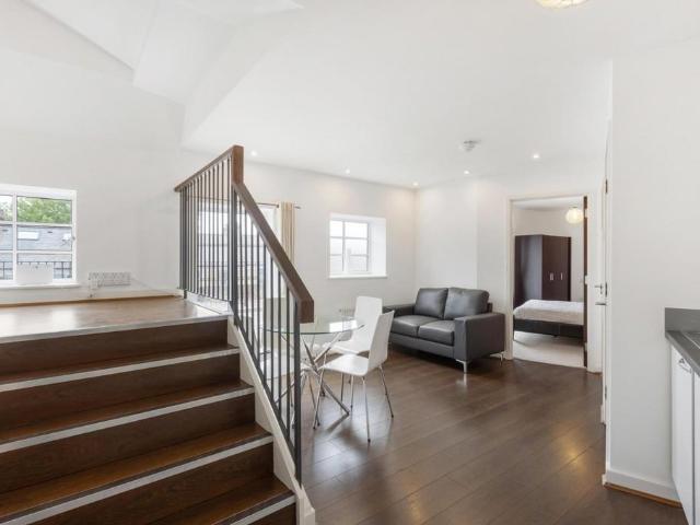 Flat for sale in Clapham Junction, Greater London