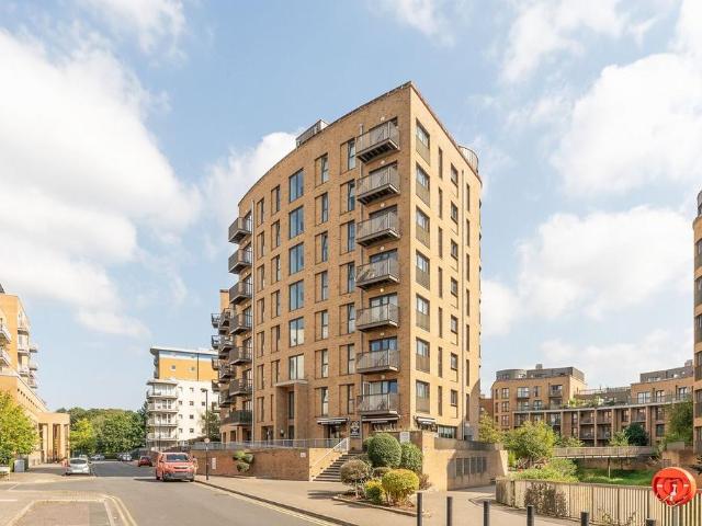 Flat for sale in London Borough of Croydon, Waddon