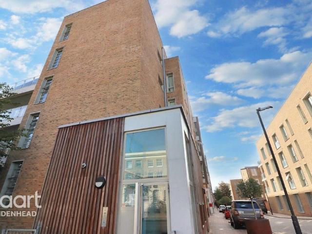 Flat for sale in Maidenhead