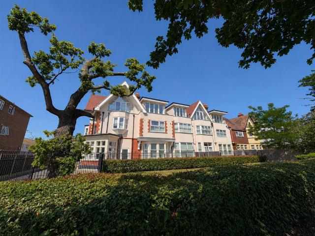 Flat for sale in Alton Barnes, Essex