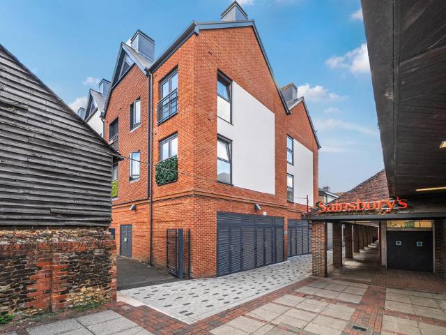 Flat for sale in Fole, Surrey
