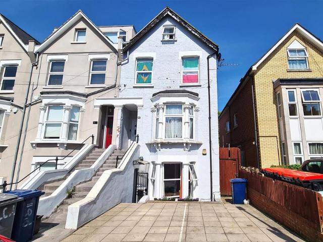 Flat for sale in Brunswick Park, Greater London