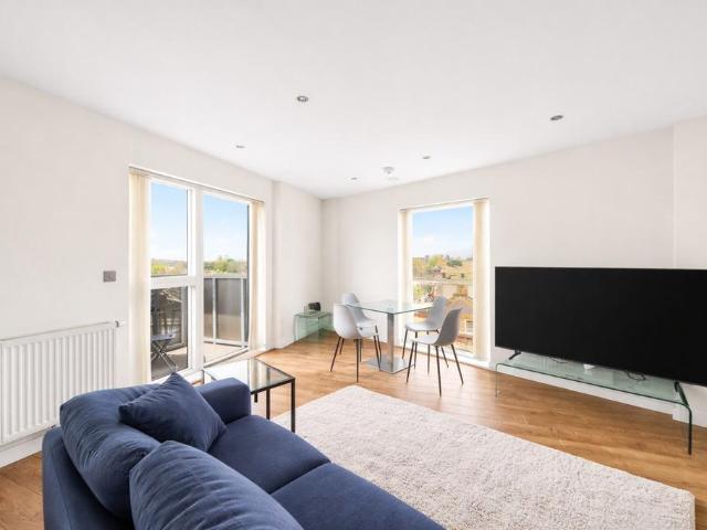 Flat for sale in Stockwell, Greater London