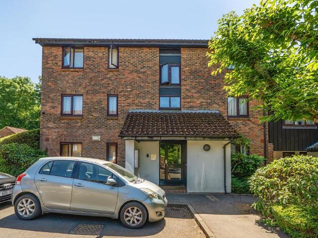 Flat for sale in Little Stanmore, Greater London