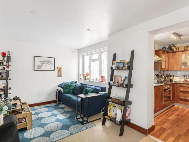 Flat for sale in Clapham, Greater London