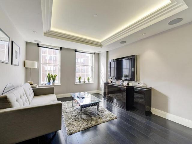Flat for sale in Victoria, Greater London