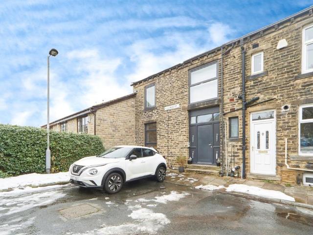Flat for sale in Cottingley, West Yorkshire