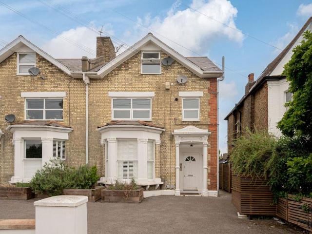 Flat for sale in Balham, Greater London