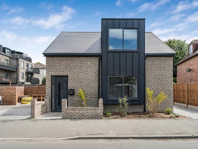 Flat for sale in London Borough of Merton, Collier's Wood