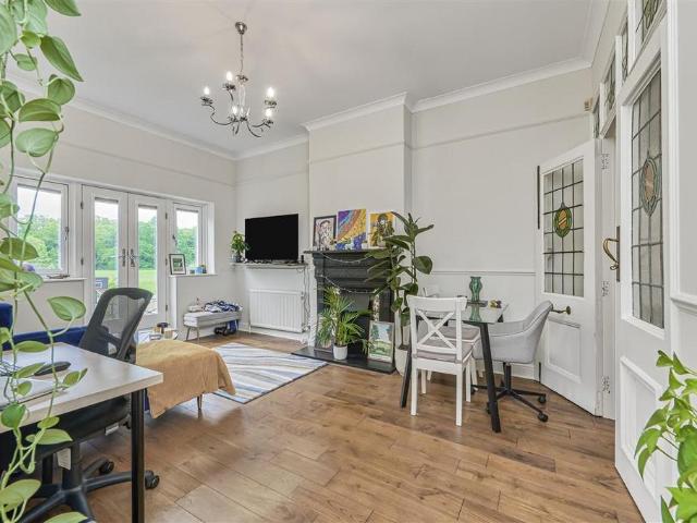 Flat for sale in Balham, Greater London