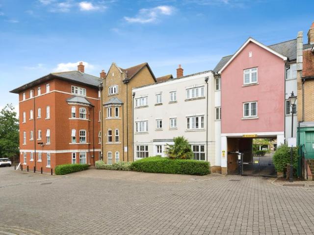 Flat for sale in Sutton, Barling