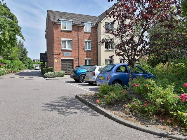 Flat for sale in North Watford, Hertfordshire