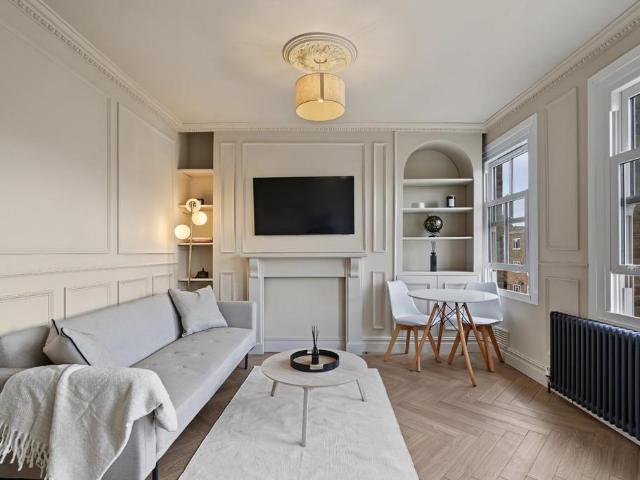 Flat for sale in Stoke Newington, Greater London
