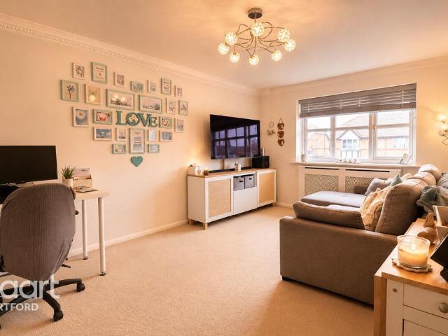 Flat for sale in Temple Hill, Dartford