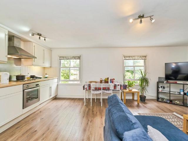 Flat for sale in Surbiton, Greater London