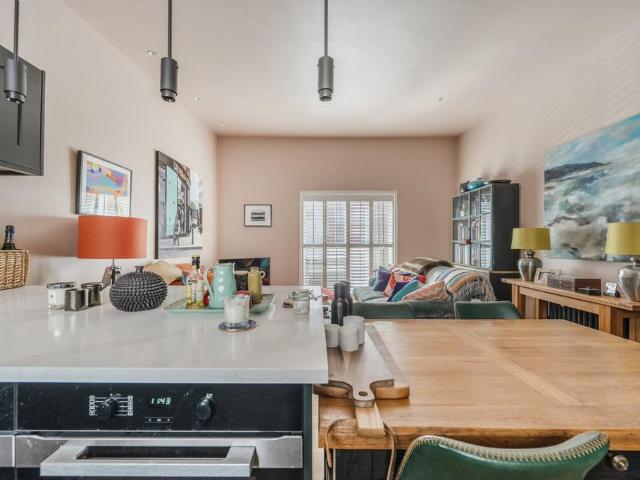Flat for sale in North Sheen, Greater London