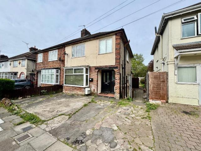Flat for sale in Spring Park, Luton
