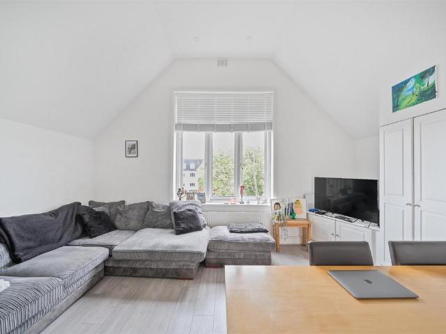 Flat for sale in Brondesbury, Greater London