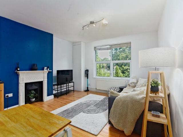 Flat for sale in London Borough of Croydon, Norbury