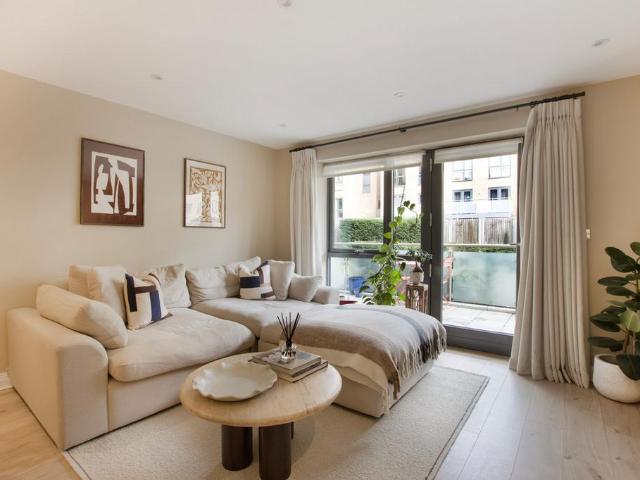 Flat for sale in West Finchley, Greater London