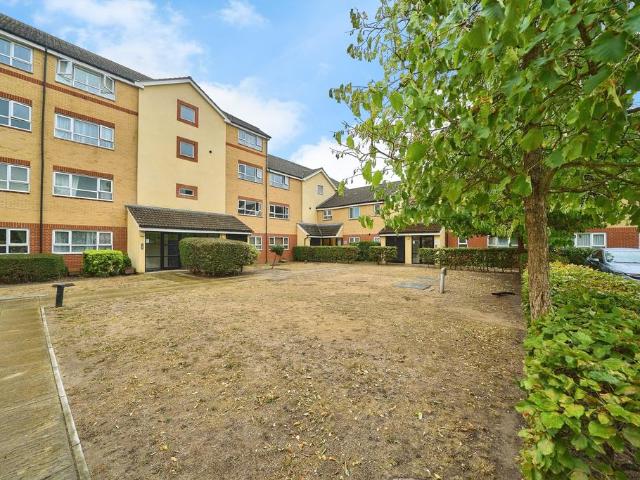 Flat for sale in London Borough of Hounslow, Feltham