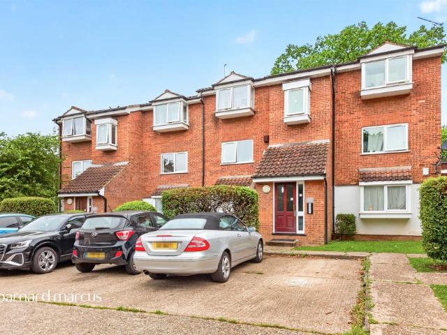 Flat for sale in Colney Hatch, Greater London