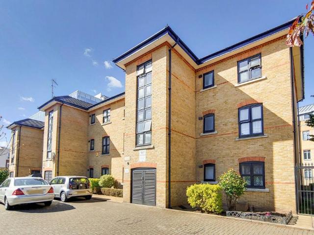 Flat for sale in Stratford Marsh, Greater London