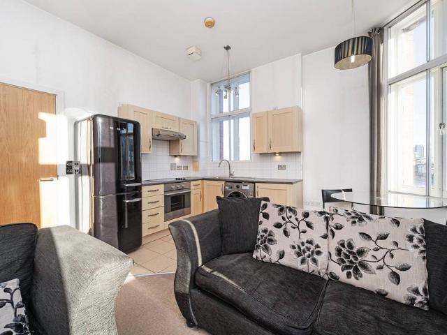 Flat for sale in Ratcliffe, Stepney