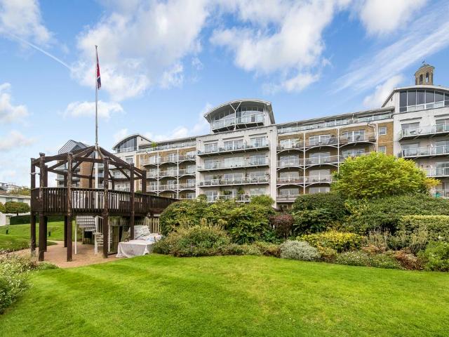 Flat for sale in London Borough of Hounslow, Strand