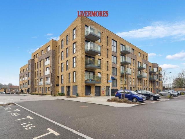Flat for sale in Monks Orchard, Kent