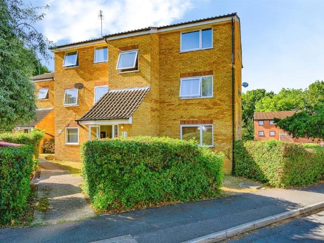 Flat for sale in Woodhall Farm, Pouchen End