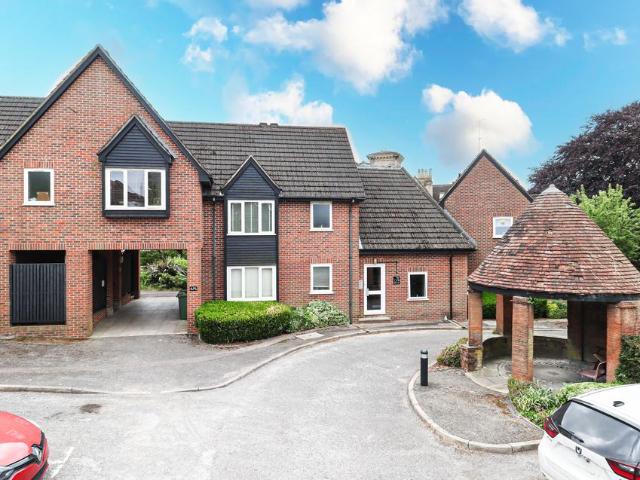 Flat for sale in St Albans, Five Acres