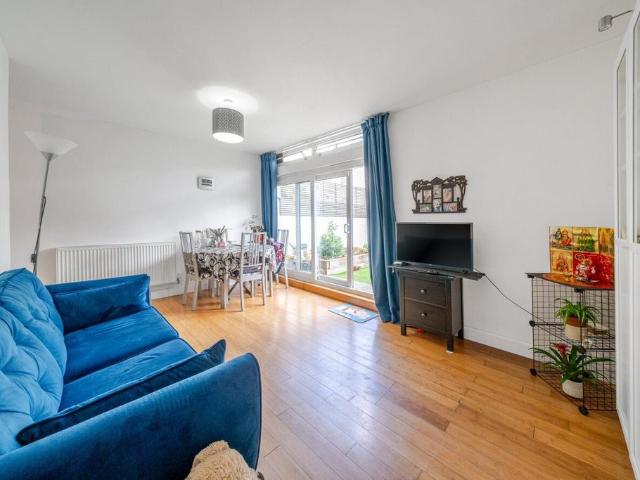 Flat for sale in Clapham, Greater London
