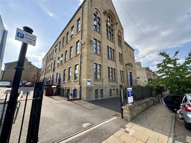 Flat for sale in Highfields, Huddersfield