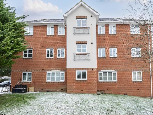 Flat for sale in Hart, Hampshire