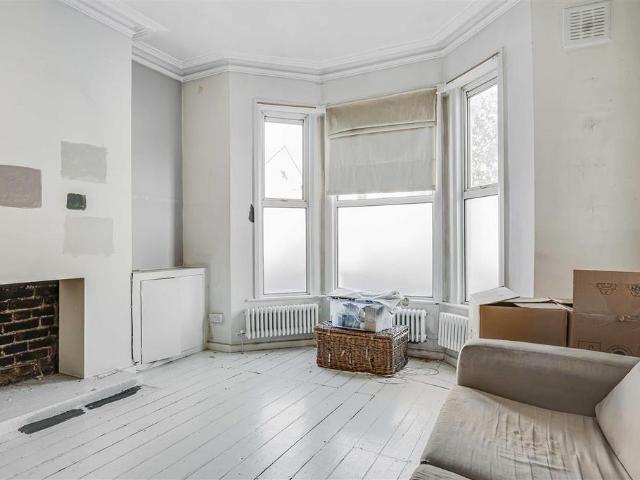 Flat for sale in Harlesden, Greater London