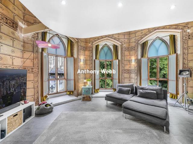 Flat for sale in Upper Edmonton, Greater London
