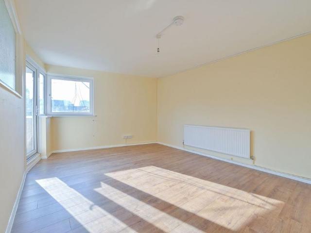 Flat for sale in Walworth, Greater London