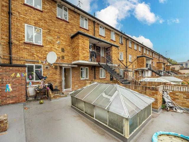 Flat for sale in Upton Park, Greater London