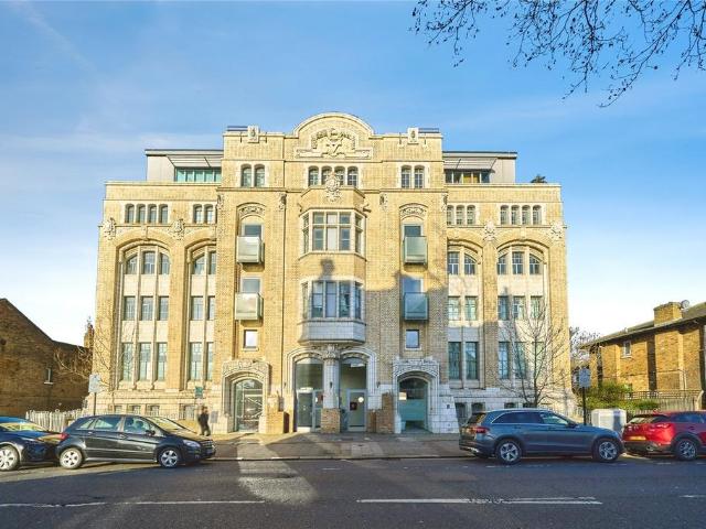 Flat for sale in Plaistow, Greater London