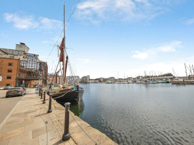 Flat for sale in Key Street, Suffolk
