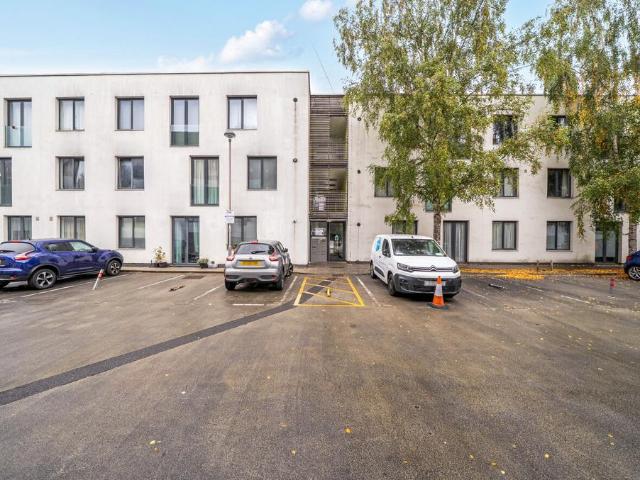 Flat for sale in Hillview, Surrey