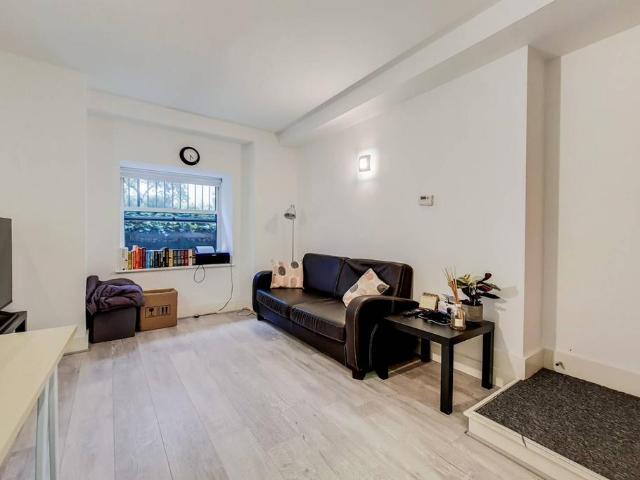 Flat for sale in Plumstead, Greater London