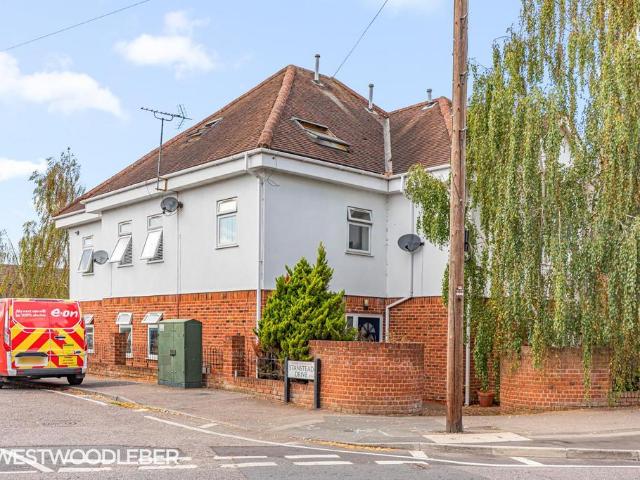 Flat for sale in Broxbourne, Hertfordshire